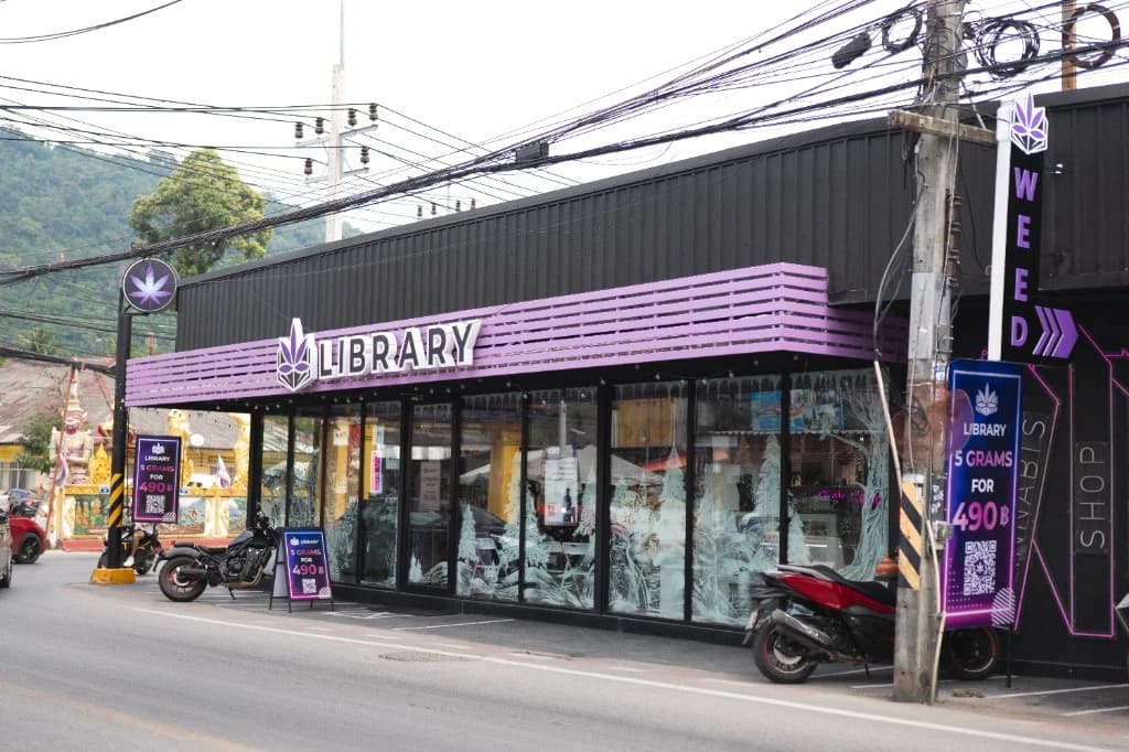 Library — фасад магазина с фирменным фиолетовым оформлением и вывесками