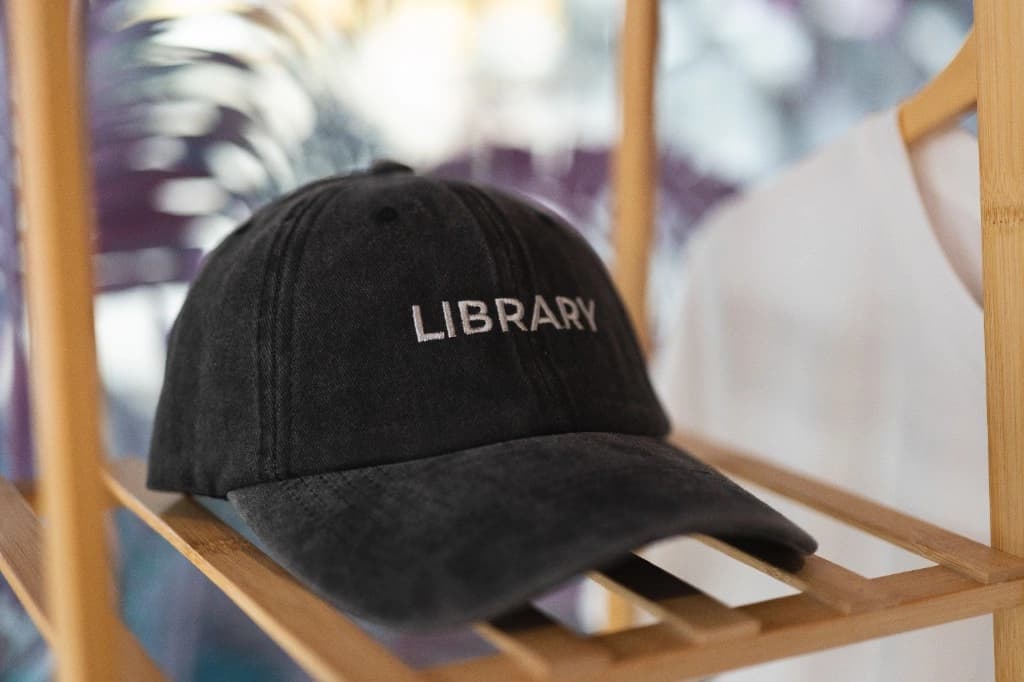 Library — кепка с вышивкой на деревянной полке