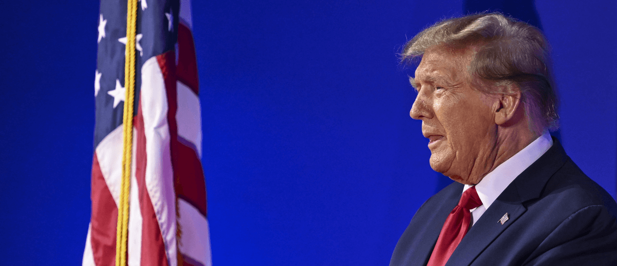 הממשל של טראמפ שוקל שינוי במעמד הקנאביס: השפעות ואתגרים פוטנציאליים