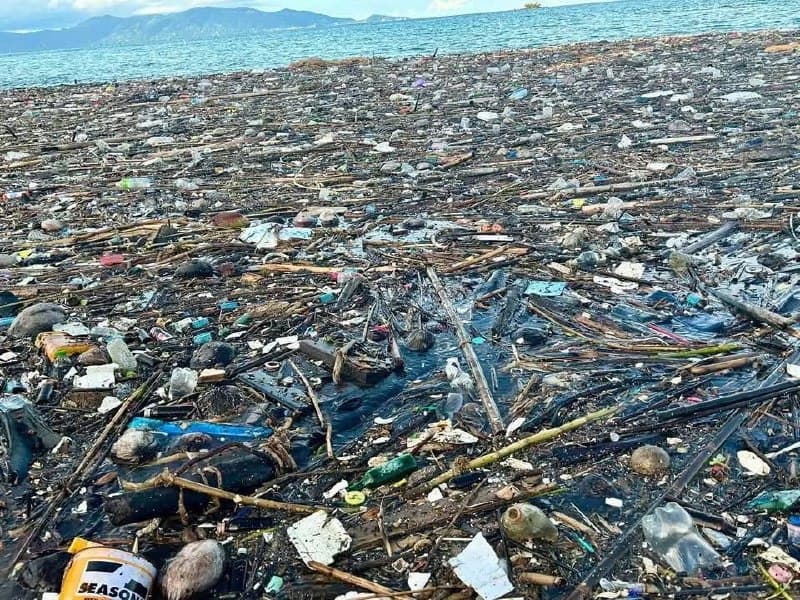 Samui Residents Unite to Clean Up After Heavy Floods Bring Debris