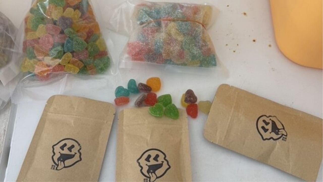 משטרת בנגקוק פושטת על מעבדה לייצור חטיפי קנאביס שהוקמה בשירותים