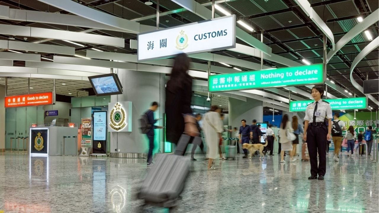 La dogana di Hong Kong sequestra 6 kg di cannabis da un volo per la Thailandia, passeggera arrestata